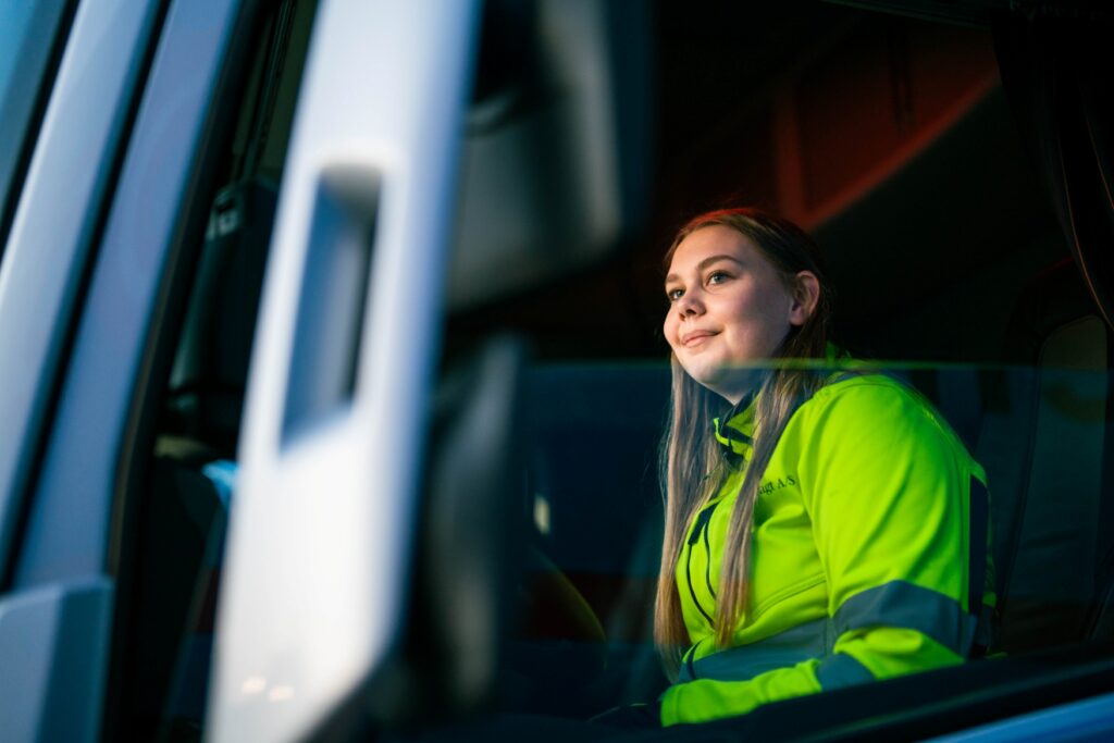 Godschauffør kigger ud af lastbilens vindue klar til at køre fra terminalen.