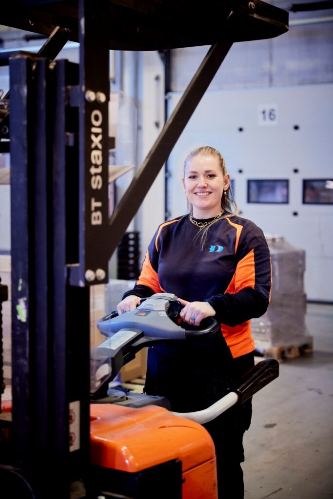 Lagermedarbejder klar ved sin BT Staxio el-truck på lageret.
